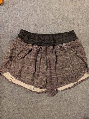 Lululemon Tracker Short IV Heathered Bit Point Ice Grey Black Shorts Size 6